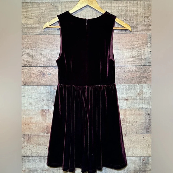 Urban Outfitters Lucca Couture Plunging V-Neck Velvet Mini Dress size XS Holiday - Picture 3 of 8